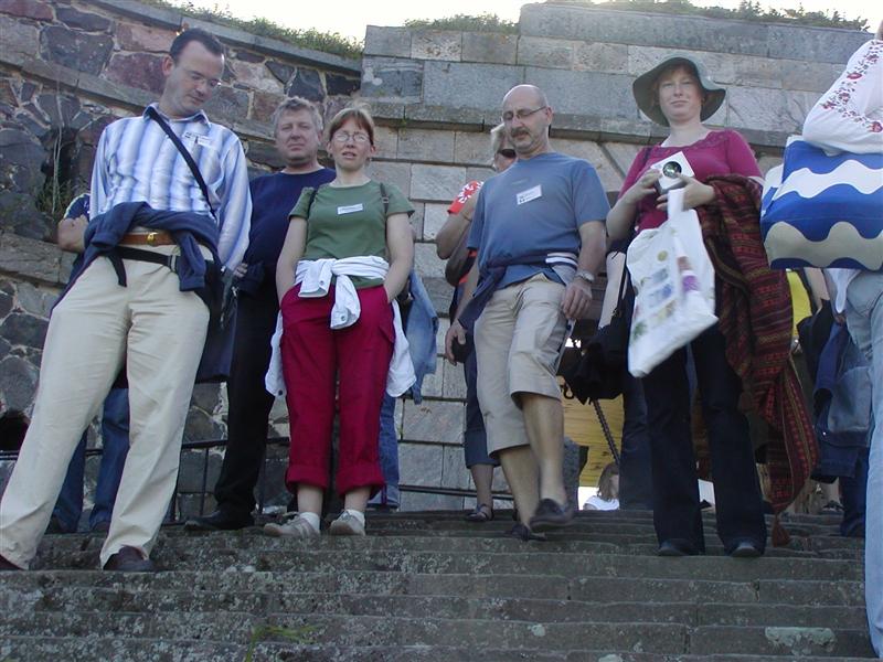 Asiamaniac, Soilian & husband, Hoppa & wife and Henriika on the steps of the gate to Suomenlinna.